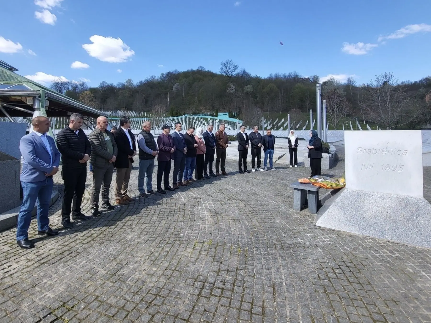 Položeno cvijeće na mezarjima i spomen obilježjima u okviru obilježavanja Dana ARBiH