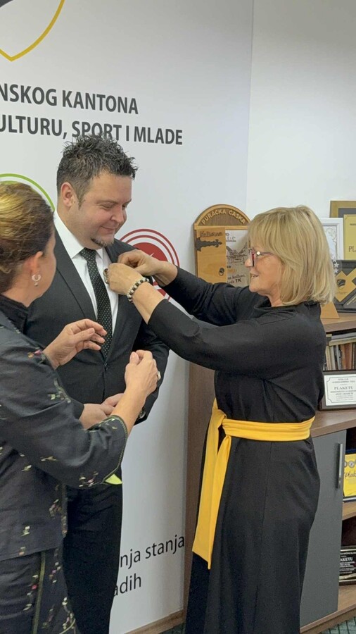 1758722421_68d3f975bdd60