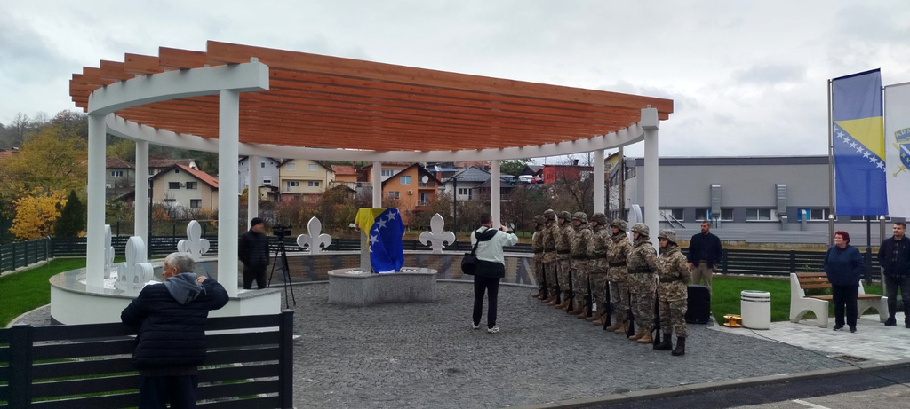 Delegacija Vlade TK prisustvovala otvaranju centralnog spomen obilježja šehidima i poginulim borcima Čelića